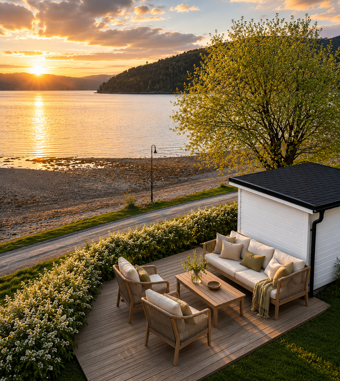 Loungen utenfor badstuen med solnedgang over fjorden